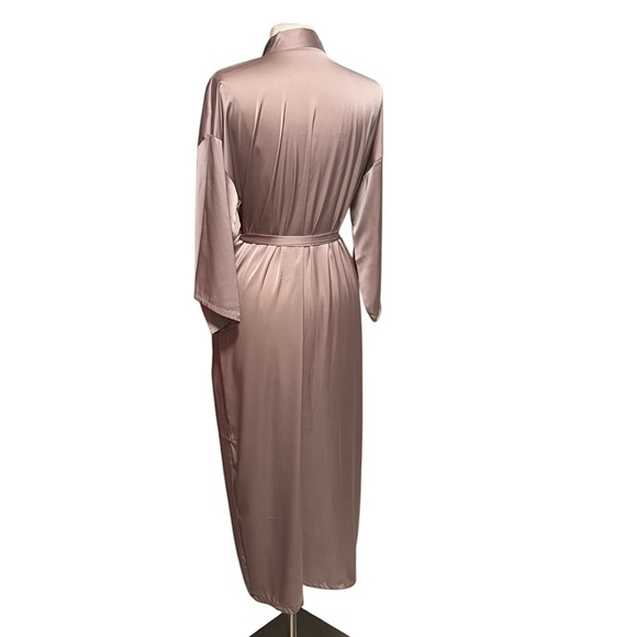 Elegant Satin Robe in Mauve - Picture 2 of 9